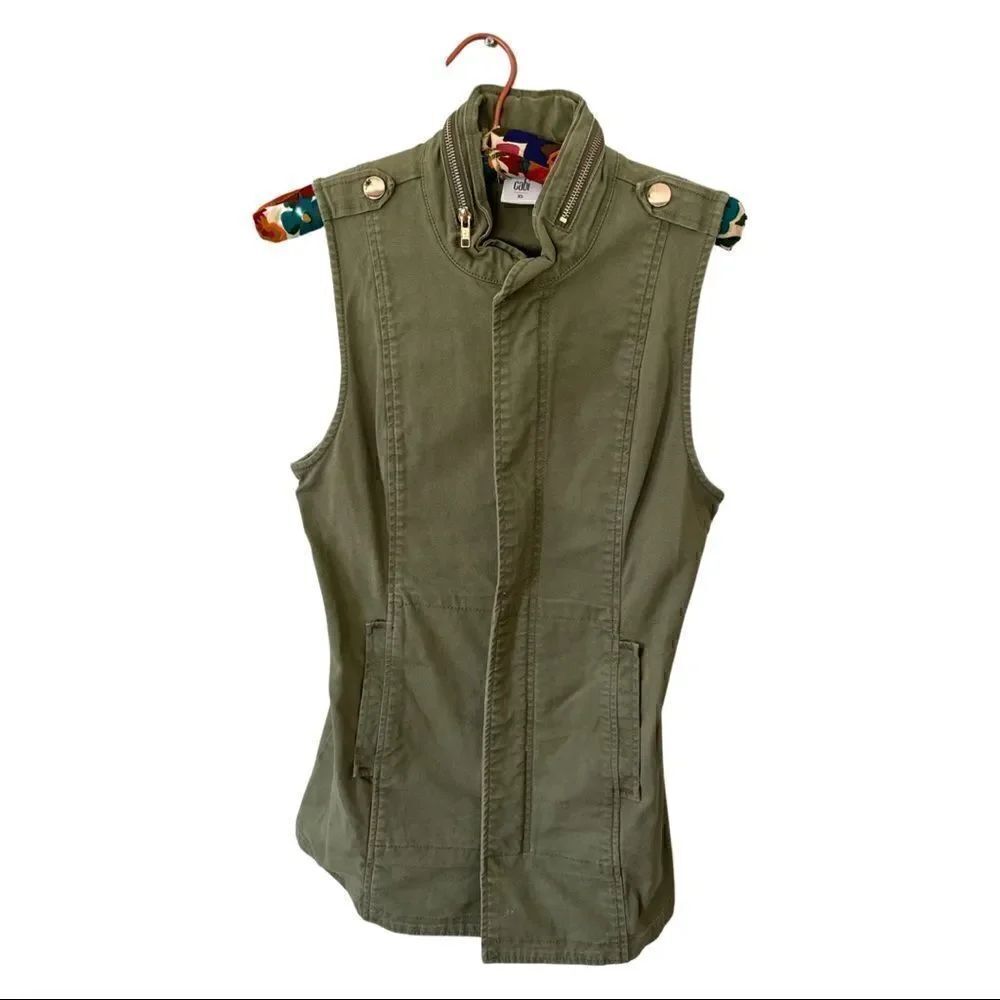 CABI | army green sleeveless zip up vest | size xs